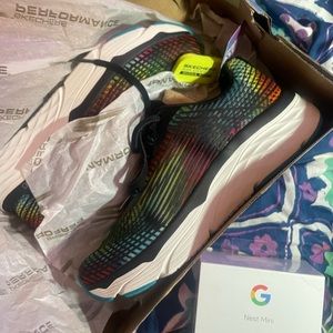 Skechers womens max cushioning never worn still got the receipt